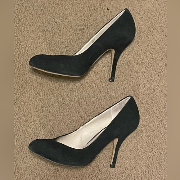 STEVE MADDEN PUMPS BLACK SUEDE SZ 8 LIKE NEW WORN ONCE INSIDE. - Picture 1 of 9